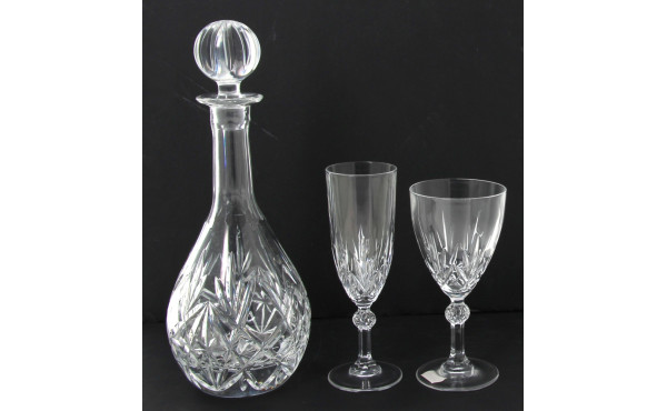 Service de verres à pied en cristal moul