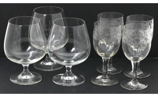 Lot de verrerie comprenant : 13 verres à