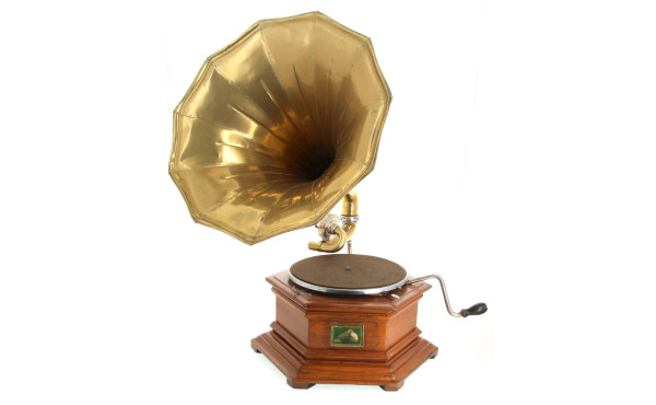 Phonographe à pavillon, dans le goût de 