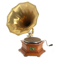 Phonographe à pavillon, dans le goût de 