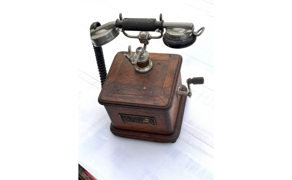 Téléphone en bois modèle 1910