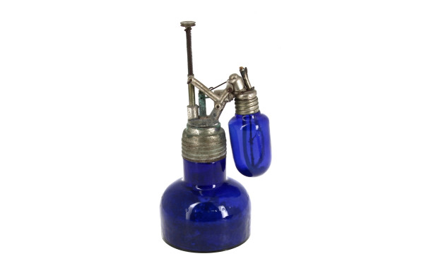 Briquet ancien à corps en verre bleu, H 