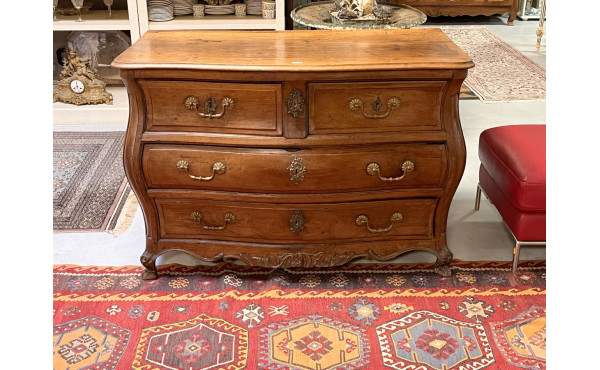 Commode tombeau en noyer sculpté et moul