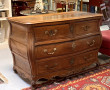 Commode tombeau en noyer sculpté et moul