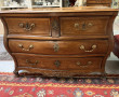 Commode tombeau en noyer sculpté et moul