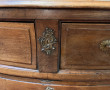 Commode tombeau en noyer sculpté et moul