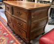 Commode tombeau en noyer sculpté et moul