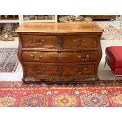 Commode tombeau en noyer sculpté et moul