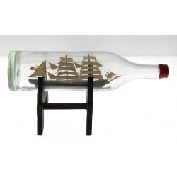 Navire en bouteille, sur socle en bois