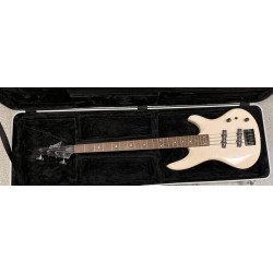 Guitare basse laqué crème en valise de t