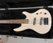 Guitare basse laqué crème en valise de t