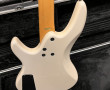 Guitare basse laqué crème en valise de t