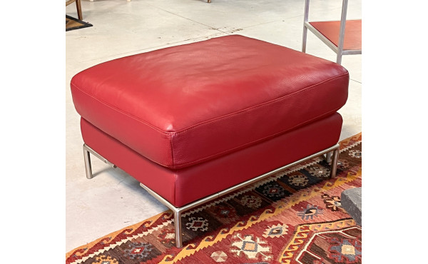 Beau repose-pied moderne en cuir rouge e