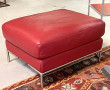 Beau repose-pied moderne en cuir rouge e