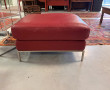 Beau repose-pied moderne en cuir rouge e