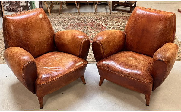 Deux fauteuils club anciens en cuir, ann