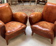 Deux fauteuils club anciens en cuir, ann