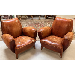 Deux fauteuils club anciens en cuir, ann