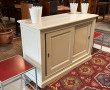 Buffet bas en bois peint crème ouvrant à