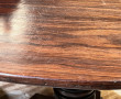 Table en palissandre piétement à griffes