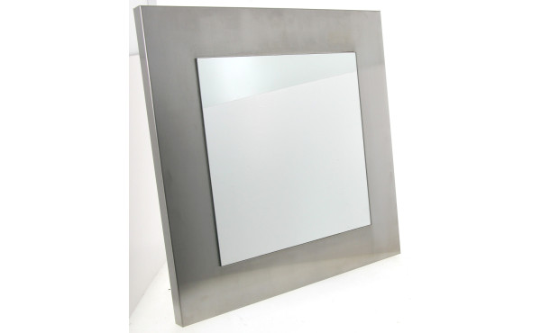 Miroir de forme carrée en acier brossé. 