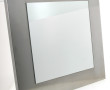 Miroir de forme carrée en acier brossé. 
