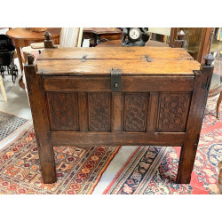 Coffre Afghan en bois naturel sculpté. T