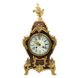 Pendule cartel de style Louis XV en bron