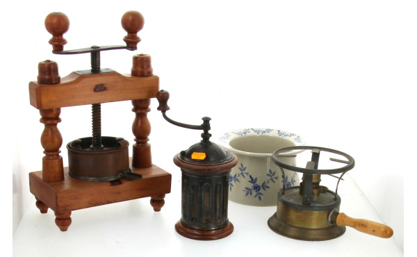 Lot ART POPULAIRE - Presse en bois : mou