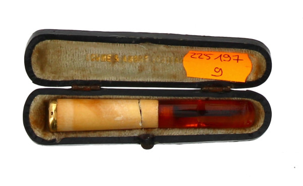 Fume-cigarette écume et ambre, bague or 