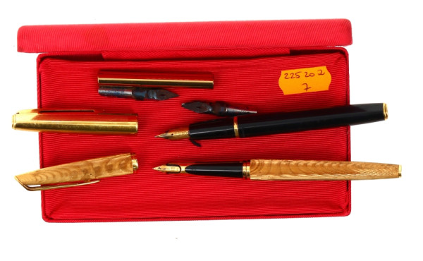 Deux stylos encre, plume 18 cts : un Wat