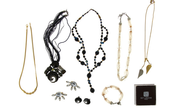 Lot de bijoux fantaisie : 5 colliers don