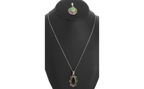 Deux pendentifs en argent dont un proven