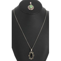 Deux pendentifs en argent dont un proven