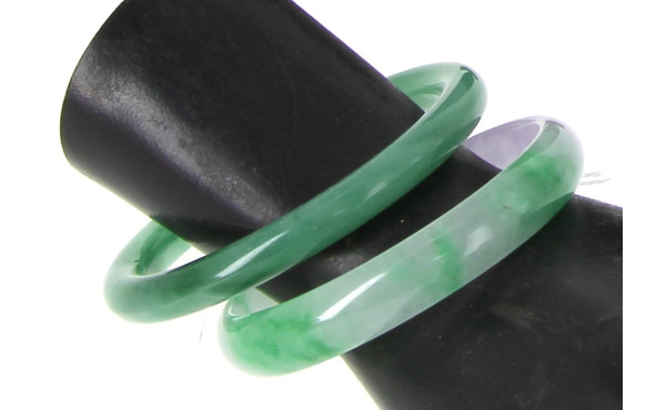 Deux joncs en jade, provenance Chine