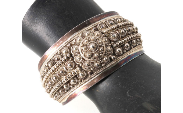 Bracelet jonc ouvert en argent travaillé