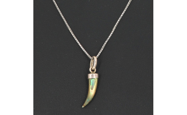 Pendentif griffe en argent et nacre, sur