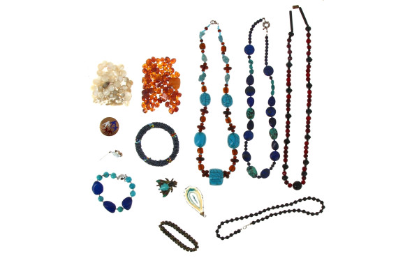 Lot de bijoux fantaisie dont 4 colliers,