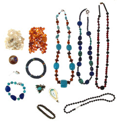 Lot de bijoux fantaisie dont 4 colliers,