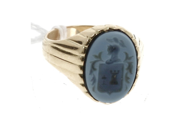 Bague chevalière en or jaune et armoirie
