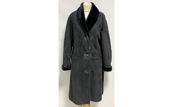 Manteau noir en mouton retourné, taille 