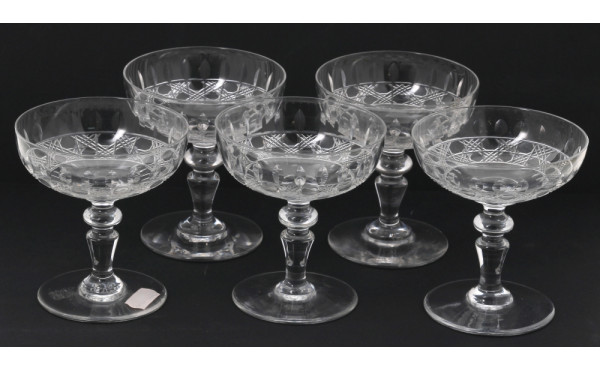 BACCARAT - 9 coupes à champagne en crist