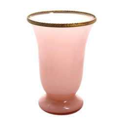Vase forme tulipe en verre opalin rose, 