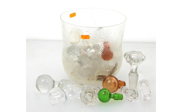 Lot de bouchons de carafe dans un pot en