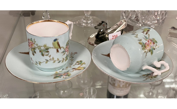 6 tasses et 6 sous tasses en porcelaine 