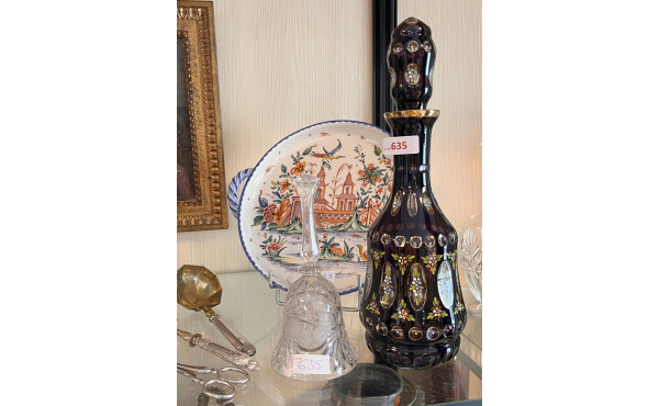 Carafe à décor émaillé sur fond violine,