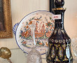Carafe à décor émaillé sur fond violine,