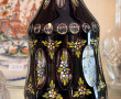 Carafe à décor émaillé sur fond violine,