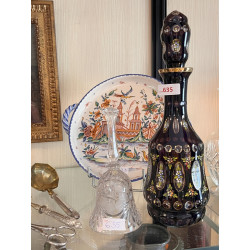 Carafe à décor émaillé sur fond violine,