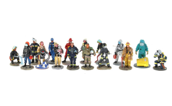 POMPIERS - 16 figurines en plomb de pom